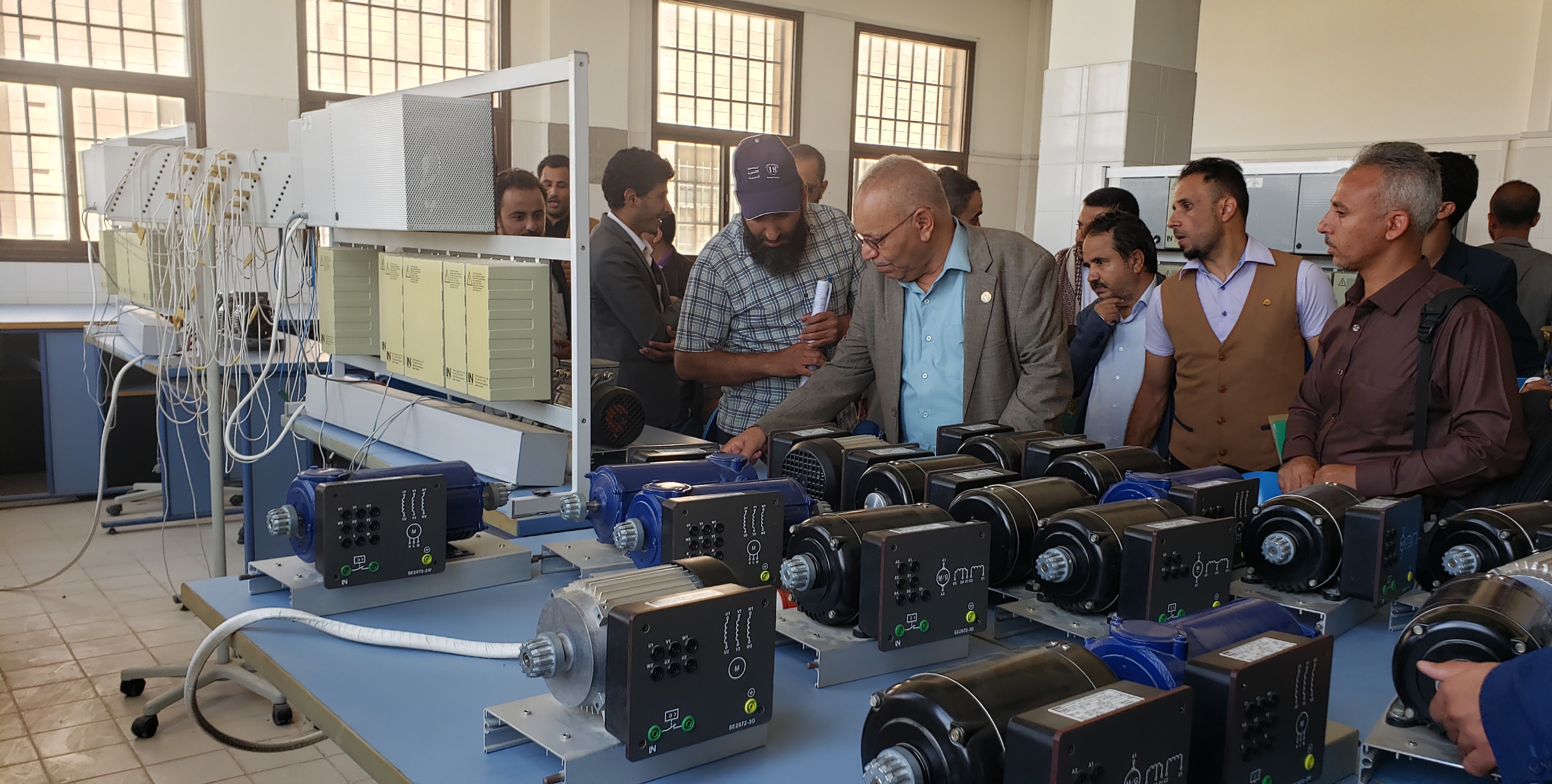 رئيس الجامعة يتفقد معامل وورش كلية الهندسة
